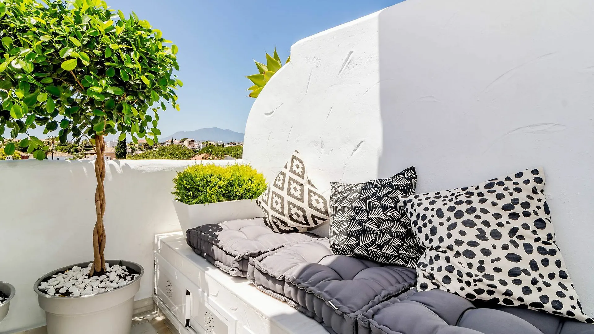 Eld2-3 Bed Penthouse With Stunning Views Apartment Marbella Spain